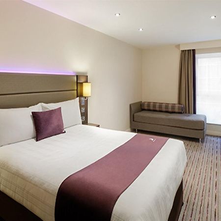 Premier Inn Premier Inn Багшот Екстериор снимка