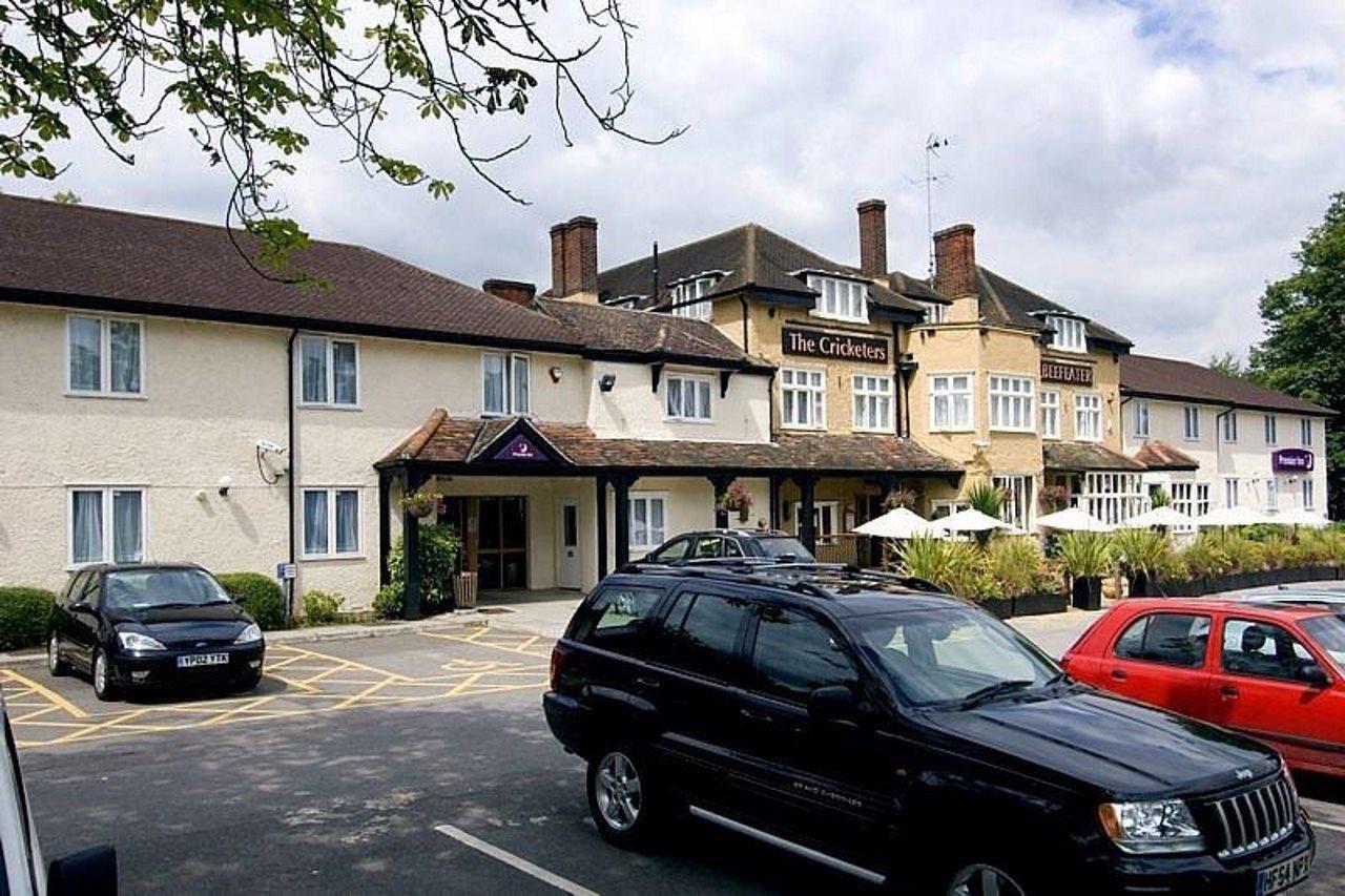 Premier Inn Premier Inn Багшот Екстериор снимка
