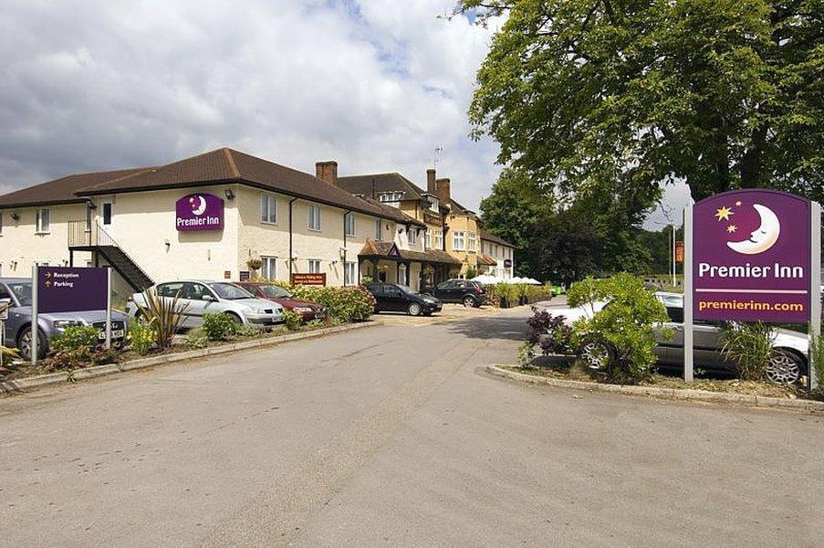 Premier Inn Premier Inn Багшот Екстериор снимка