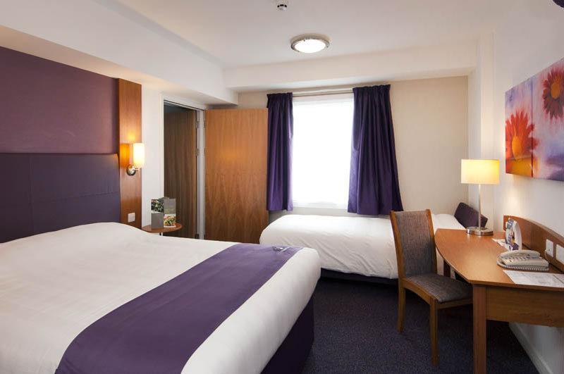 Premier Inn Premier Inn Багшот Екстериор снимка