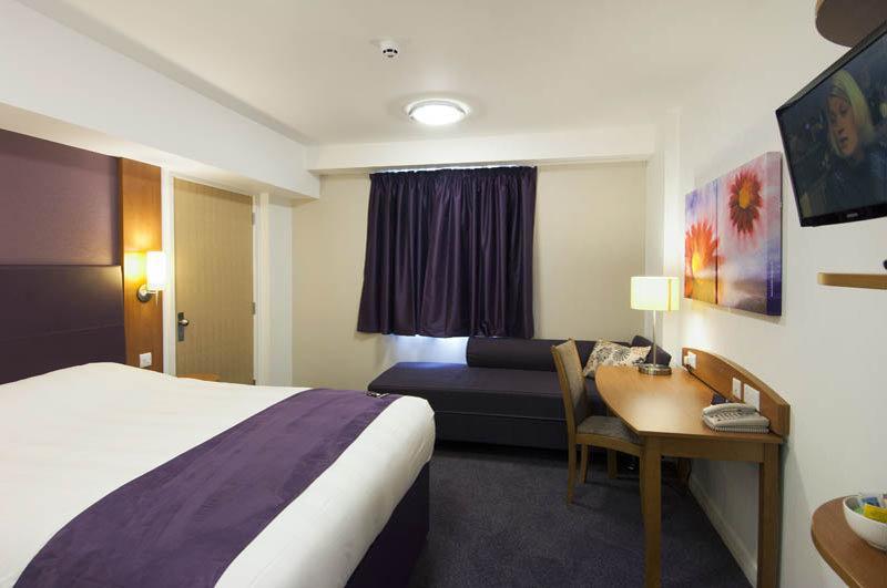 Premier Inn Premier Inn Багшот Екстериор снимка