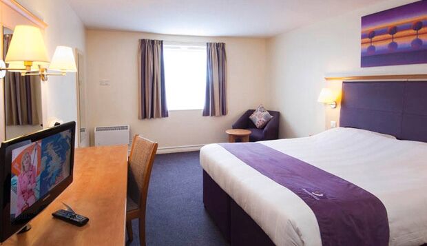 Premier Inn Premier Inn Багшот Екстериор снимка